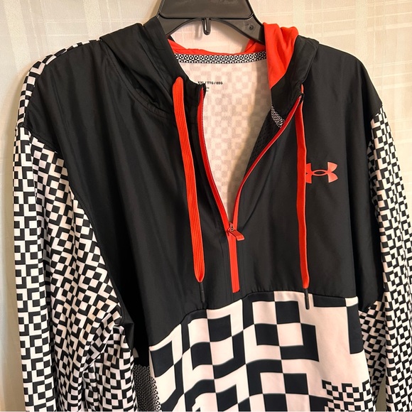 Under Armour Men’s  Pull Over. - Picture 6 of 8